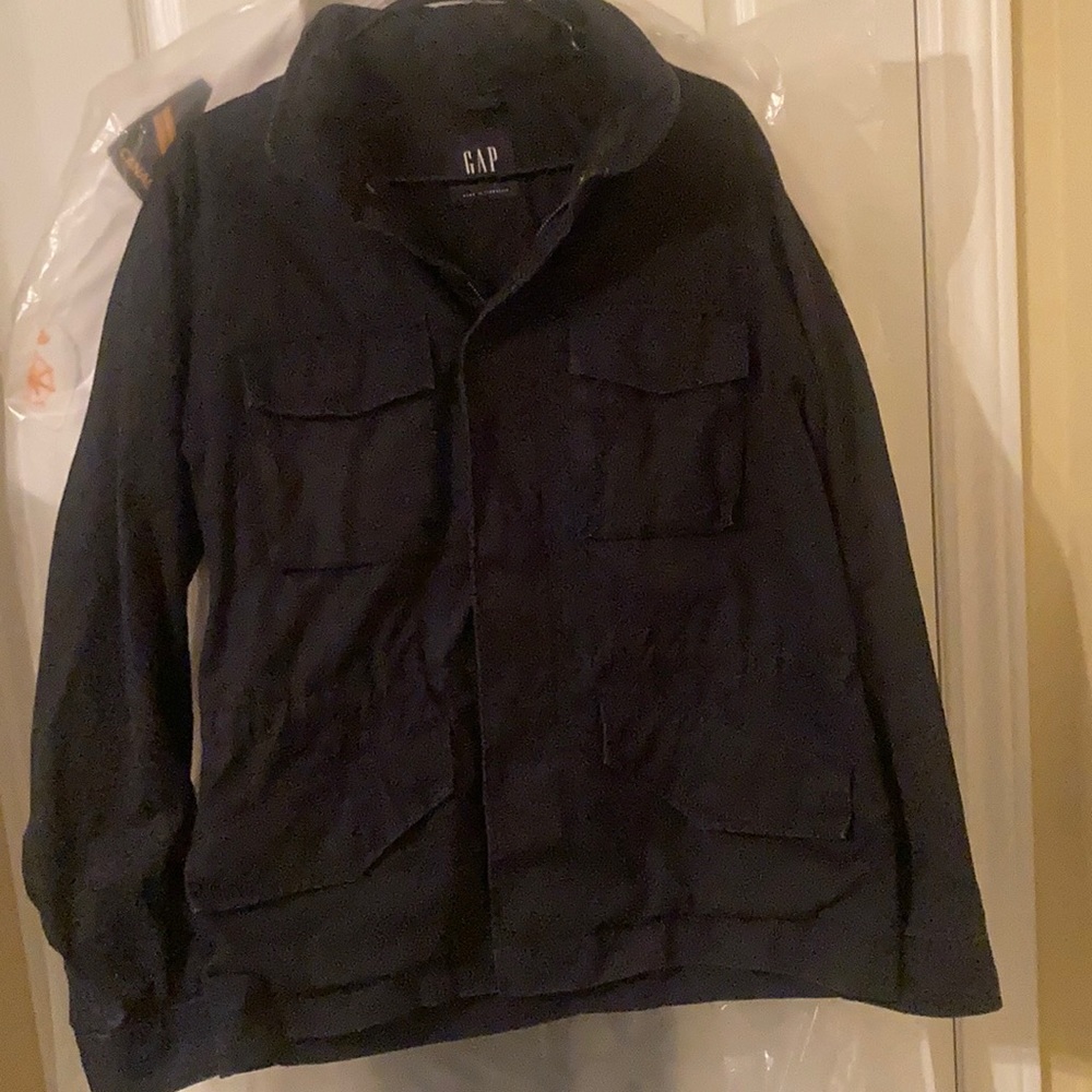 Men’s khaki navy jacket.